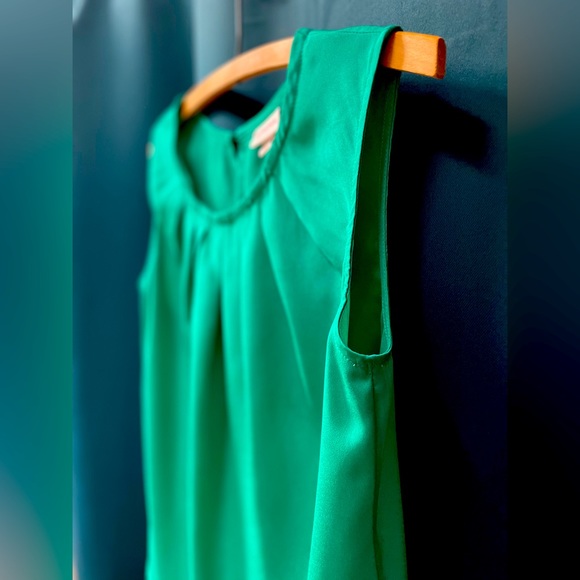 XS Emerald Green Sleeveless Silky Top - Picture 1 of 4